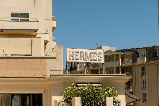 sign with Hermes a luxury brand 