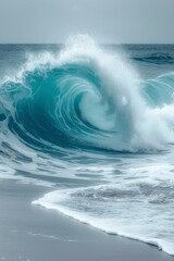 Obraz premium A large wave about to break on the shore