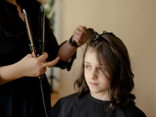 Mädchen, 10,  bekommt die Haare geschnitten