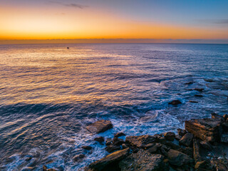 Naklejka premium Pretty blue sunrise at the beach with calm seas