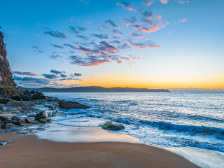 Obraz premium Aerial sunrise views over the ocean and beach