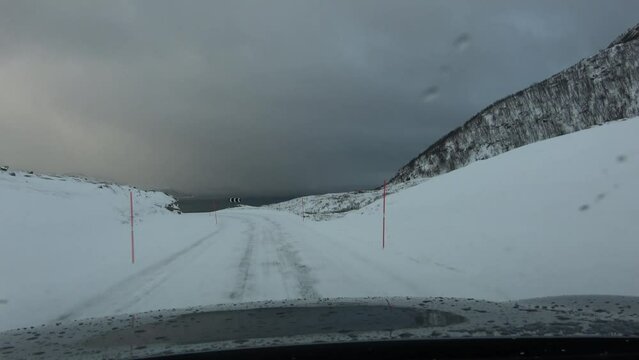 Fahrt von Tromsoe nach Grotfjord im Winter, Norwegen
