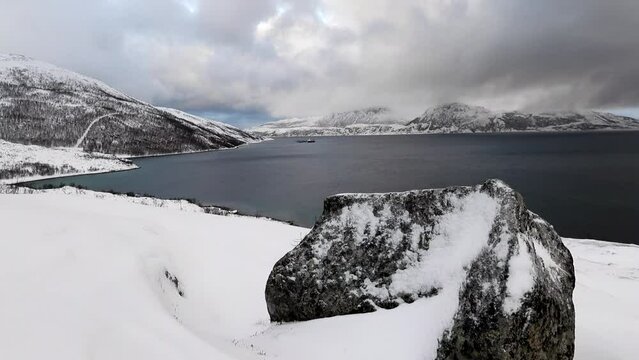 Strand von Grotfjord im Winter, Norwegen
