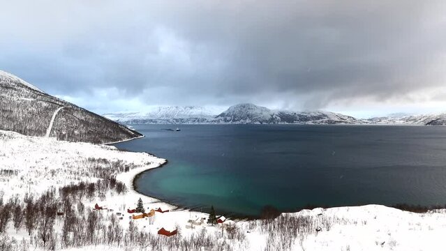 Strand von Grotfjord im Winter, Norwegen
