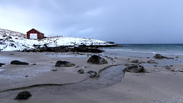 Strand von Grotfjord im Winter, Norwegen

