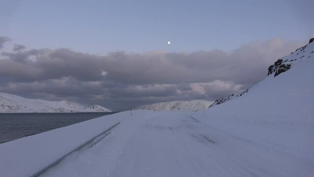 Landschaft beim Strand von Honningsvag an der Strasse E69, Norwegen