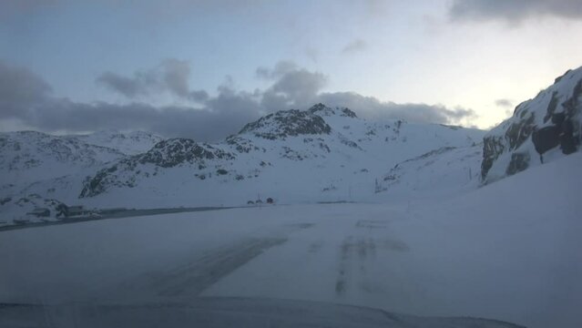 Fahrt auf der Bundesstrasse E69 zwischen Honningsvag Strand und Honningsvag, Norwegen