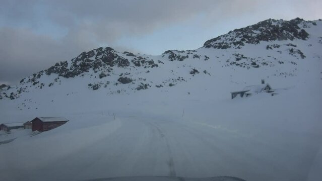 Fahrt auf der Bundesstrasse E69 zwischen Honningsvag Strand und Honningsvag, Norwegen