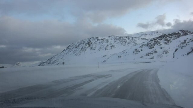 Fahrt auf der Bundesstrasse E69 zwischen Honningsvag Strand und Honningsvag, Norwegen