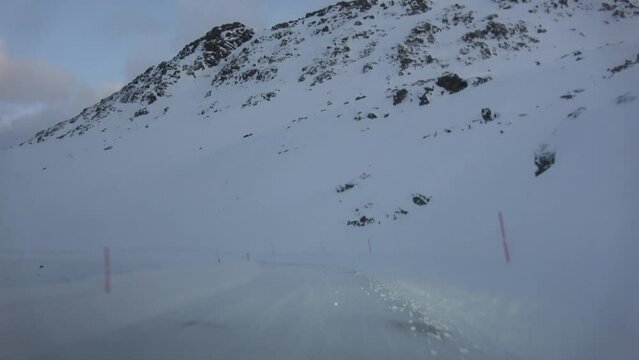 Fahrt auf der Bundesstrasse E69 zwischen Honningsvag Strand und Honningsvag, Norwegen