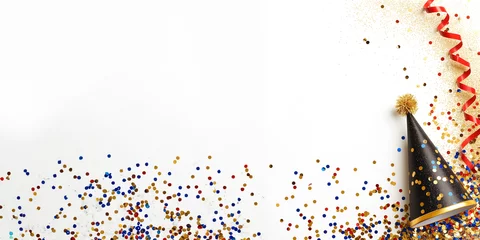 Fotobehang Confettis, chapeau pointu et ruban flonflon, les ingrédients pour un carnaval réussi. Fond blanc avec espace négatif pour texte pour le Carnaval de Nice, Dunkerque, Venise, Rio de Janeiro en février © Noble Nature