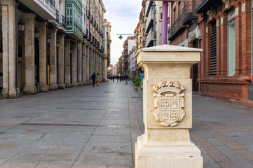 Historic Welcome: Cantón with the coat of arms of Palencia at the entrance to Calle Mayor.