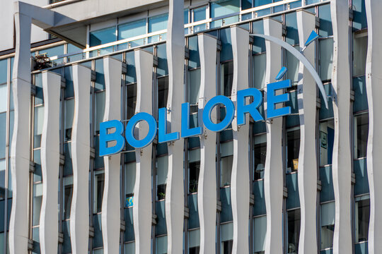 Puteaux, France - 26 janvier 2024: Logo de la tour Bollor&eacute;, si&egrave;ge social de Bollor&eacute; Logistics. Bollor&eacute; est une multinationale fran&ccedil;aise sp&eacute;cialis&eacute;e dans la logistique, le transport et la communication
