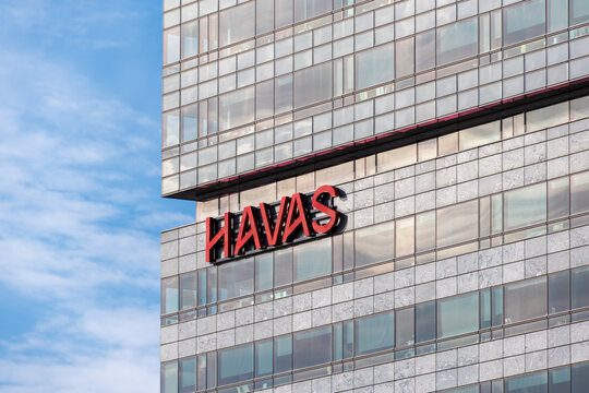 Puteaux, France - 26 janvier 2024: Enseigne et logo sur le b&acirc;timent du si&egrave;ge social de Havas. Havas Group est une entreprise fran&ccedil;aise de conseil en communication filiale du groupe Vivendi