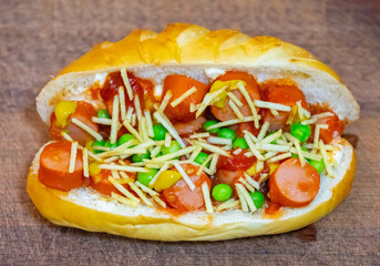 The most traditional Brazilian hot dog, prepared with sausages cut into slices, straw potatoes, ketchup, mustard, peas and mayonnaise