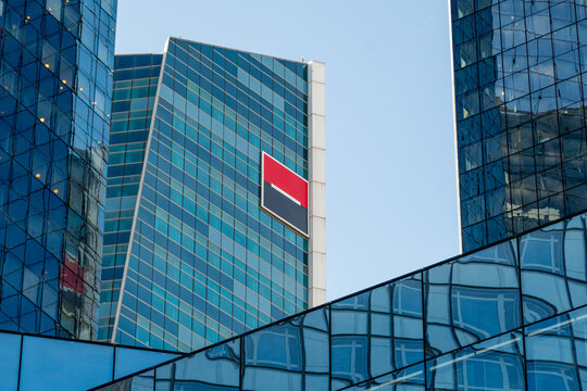 Puteaux, France - 26 janvier 2024: D&eacute;tail des tours de la Soci&eacute;t&eacute; G&eacute;n&eacute;rale dans le quartier d'affaires de Paris - La D&eacute;fense. La Soci&eacute;t&eacute; g&eacute;n&eacute;rale est une des principales banques fran&ccedil;aises