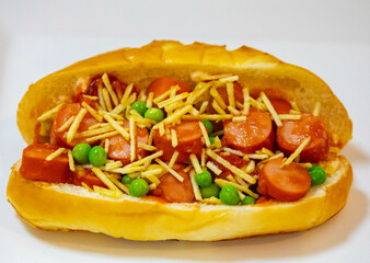 The most traditional Brazilian hot dog, prepared with sausages cut into slices, straw potatoes, ketchup, mustard, peas and mayonnaise