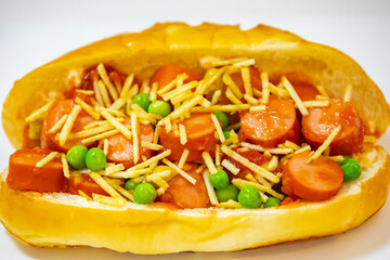 The most traditional Brazilian hot dog, prepared with sausages cut into slices, straw potatoes, ketchup, mustard, peas and mayonnaise