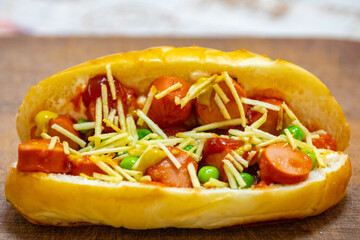 The most traditional Brazilian hot dog, prepared with sausages cut into slices, straw potatoes, ketchup, mustard, peas and mayonnaise