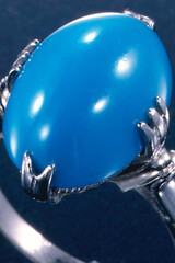 ジェム，青い背景に 輝石が付いた宝石の指輪