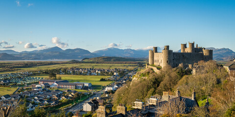 Harlech, Gwynedd, Wales - Panoramic view of Harlech Castle in early Spring. - obrazy, fototapety, plakaty