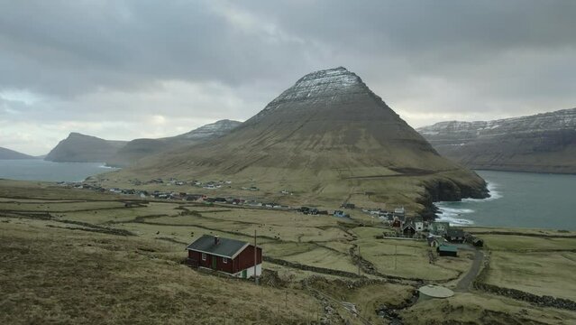 Kleines Dorf im Fjord auf den Faroer Islands Drohnenaufnahme