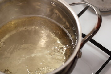 Boiling down sparkling wine in saucepan