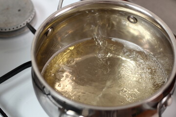 Boiling down sparkling wine in saucepan