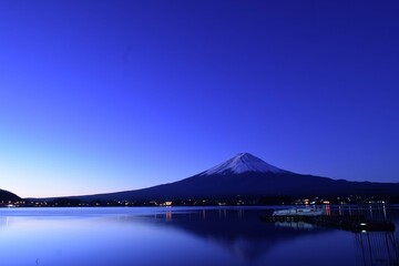 湖に映る夜明けの逆さ富士