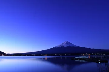 Gordijnen 湖に映る夜明けの逆さ富士 © Shagaism