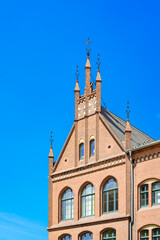 Fototapeta na wymiar Verzierte Giebelwand an der denkmalgeschützten Käthe-Kollwitz-Grundschule in Nauen