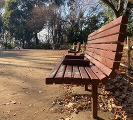 誰もいない公園のベンチ