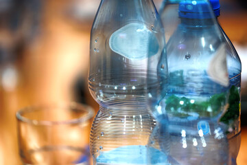 Plastikowa butelka z zakrętką na wodę mineralną. - obrazy, fototapety, plakaty