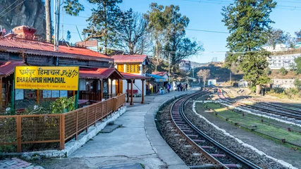 Fototapete Himalaya Dharampur Himachal railway station is a small railway station near Kasauli on Kalka Shimla Railway route