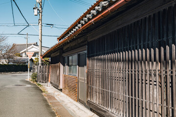 Fototapeta na wymiar 日本の伝統的な格子窓がある古い民家