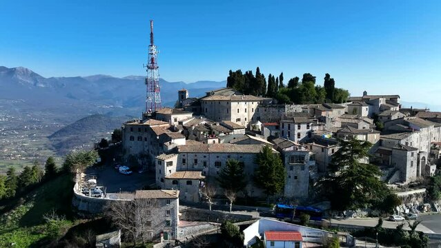 Il borgo medievale di Fumone, Frosinone, Lazio, Italia.
Vista aerea panoramica dell'antico villaggio.