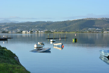 Obraz premium Rowing bouts on water with reflection