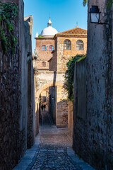Obraz premium Couple of tourists strolling through the narrow streets of the medieval city of Caceres