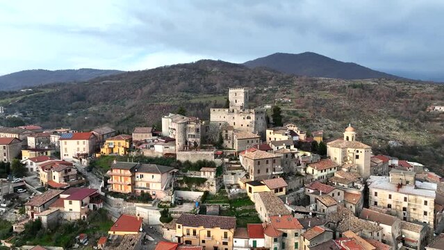 il piccolo borgo di Torre Cajetani, un citt&agrave; medievale della Ciociaria, Frosinone, Lazio, Italia.
Vista aera panoramica del borgo e della antica torre che domina la collina.