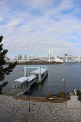 Fototapeta premium Rainbow Bridge and viewed from Odaiba Seaside Park Pier in Tokyo, Japan