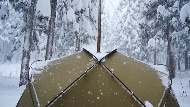 テントに載った雪を退ける