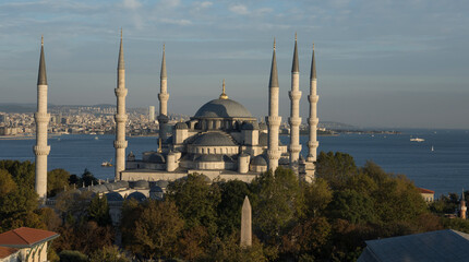 Fototapeta na wymiar lue Mosque in Istanbul in the afternoon.