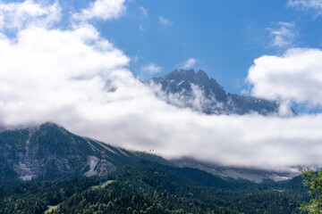 Paysage de montagne proche de la for&ecirc;t 