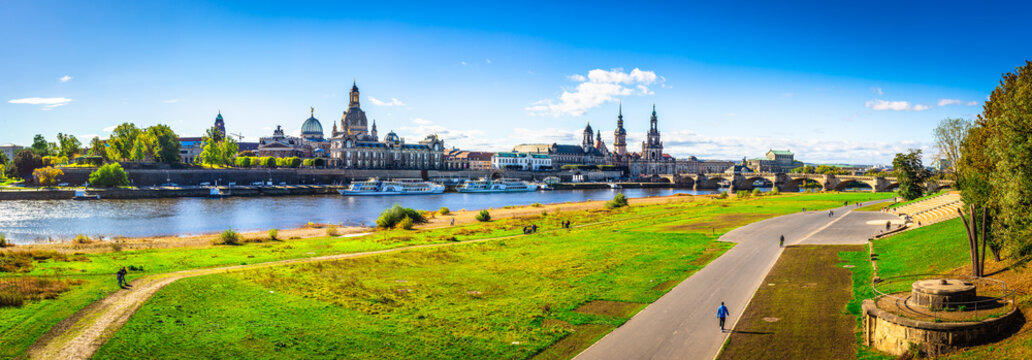 Elbpromenade in Dresden - Deutschland 