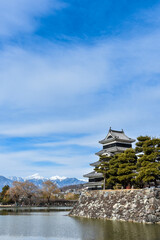 青空の冬の国宝松本城