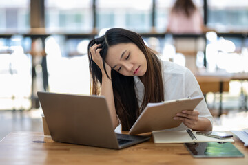 Employees sit and work stressed, work hard, feel bored and dizzy from work, and make mistakes.