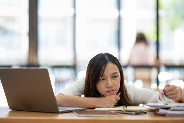 Employees sit and work stressed, work hard, feel bored and dizzy from work, and make mistakes.