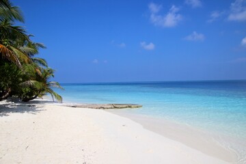 Fototapeta na wymiar Maledives sea water and white beach