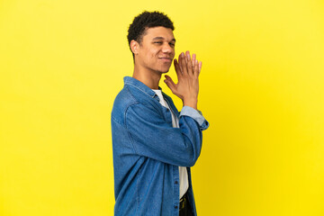 Young African American man isolated on yellow background scheming something - obrazy, fototapety, plakaty