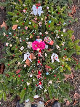 Letztes Geleit - Winterlicher Grabschmuck auf einem Kindergrab